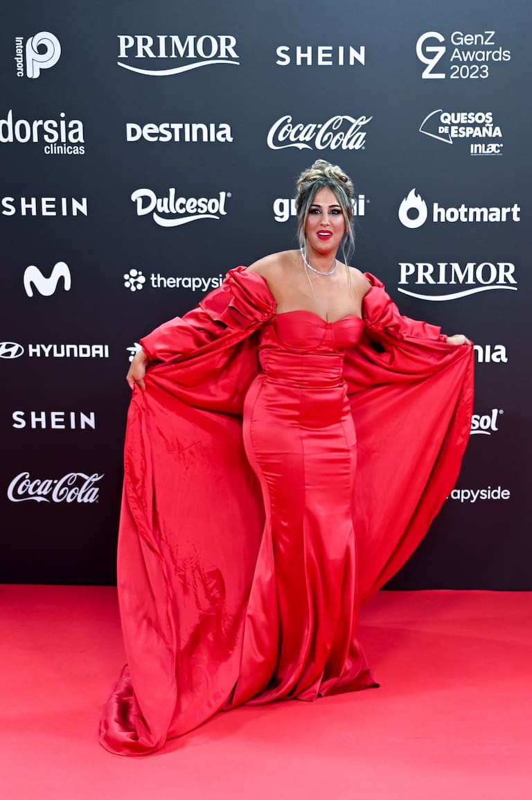 Noemí Salazar es una Gipsy Kings que siempre ha defendido que el más es más y desde luego, apareció cargada de tela con este vestido rojo y moño super preparado.