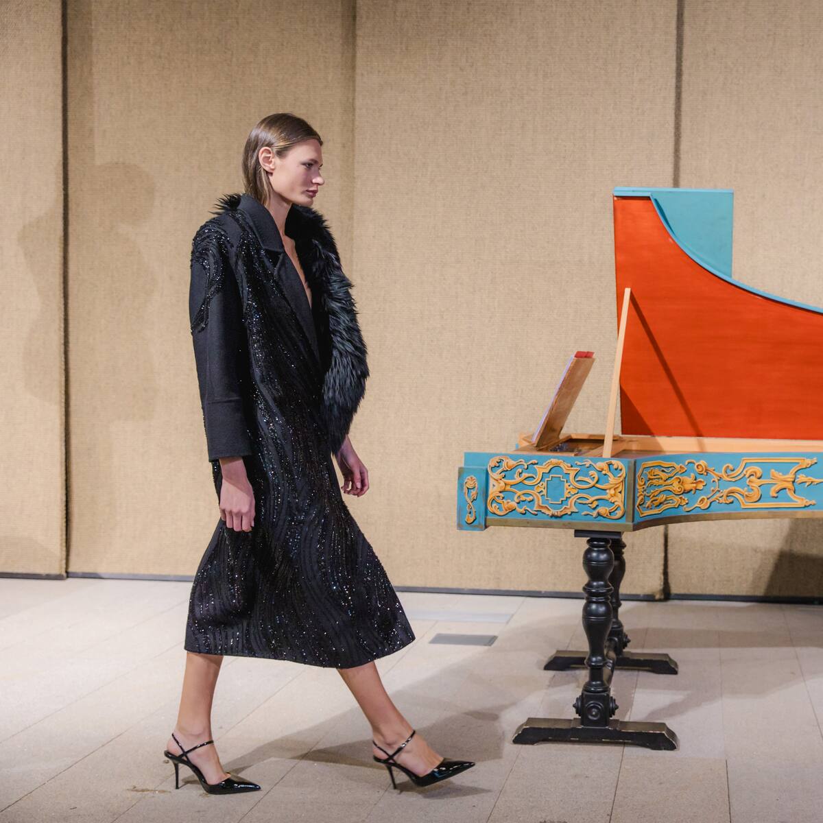 Música, tradición y moda: Pilar Dalbat revoluciona la semana de la moda con una colección que redefine los desfiles