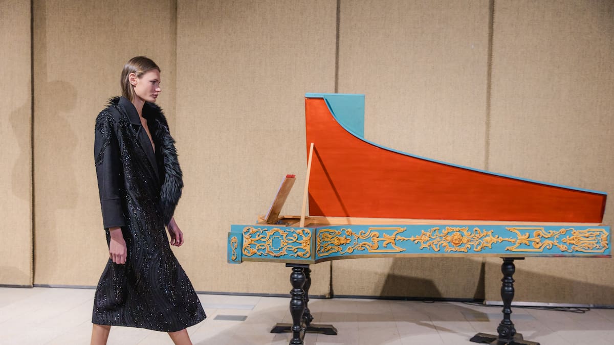 Música, tradición y moda: Pilar Dalbat revoluciona la semana de la moda con una colección que redefine los desfiles