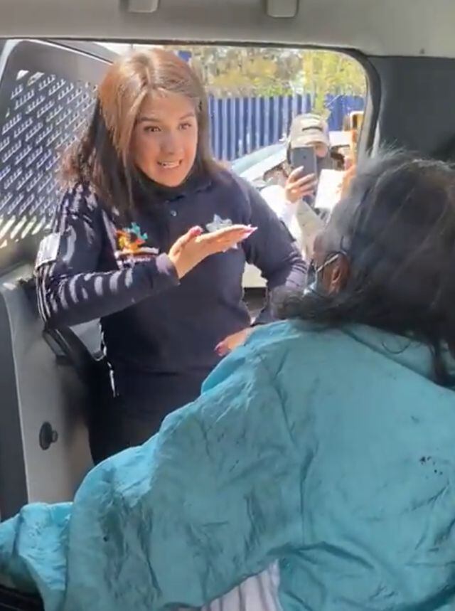 Mujer policía explica con lenguaje de señas a abuelita cómo será vacunada