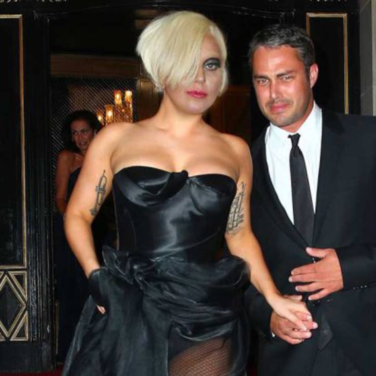 Lady Gaga da de que hablar con vestido transparente en fiesta de Vanity Fair