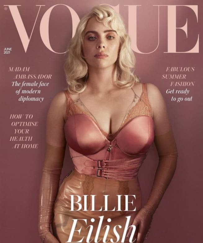 Billie Eilish en la British Vogue, posando con corset