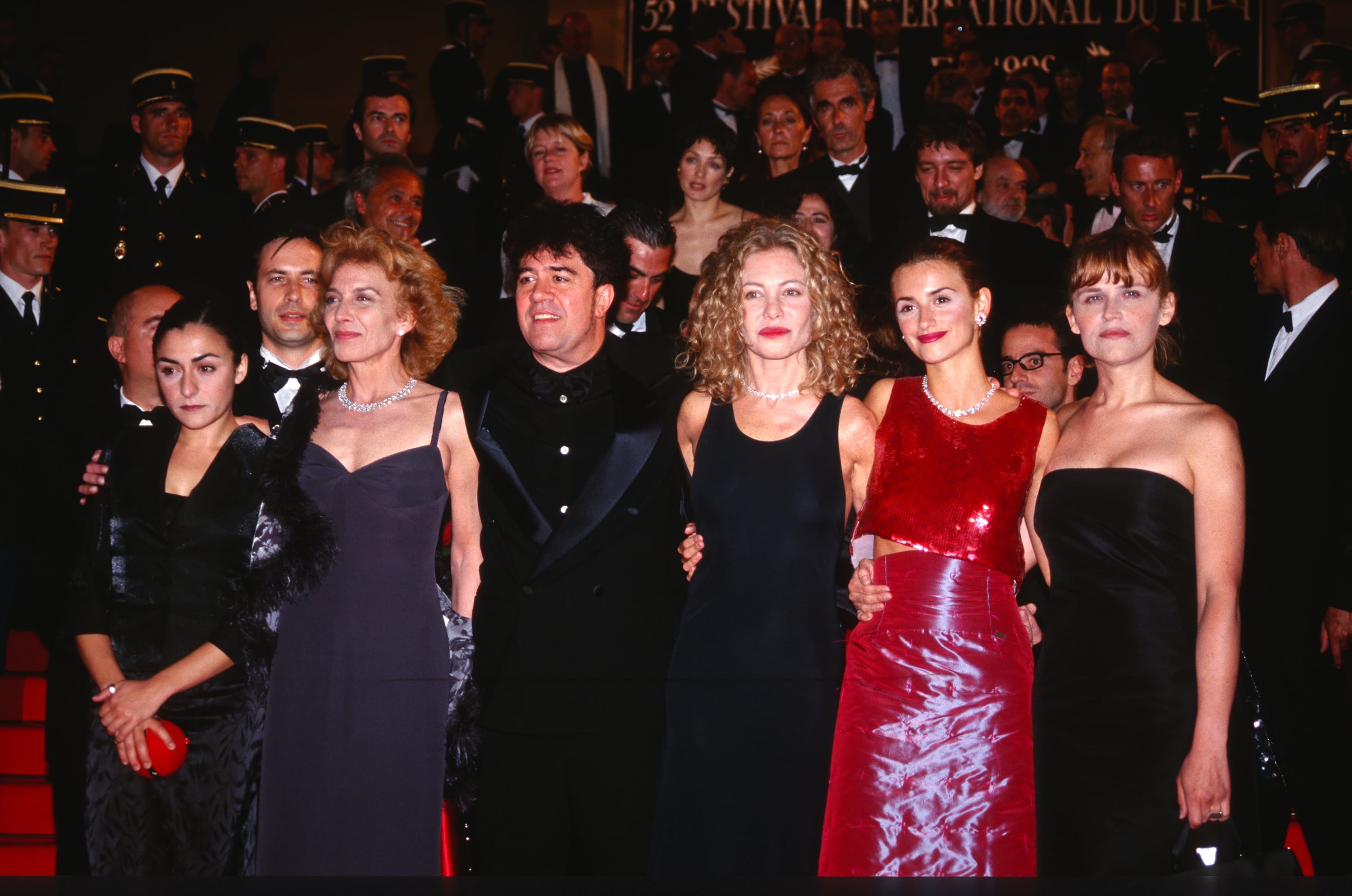 CANNES, FRANCIA MAYO de 1999: (De izquierda a derecha) Marisa Paredes, el director Pedro Almodóvar, Cecilia Roth, Penélope Cruz y Antonla San Juan invitadas por "Todo Sobre Mi Madre" asisten al 52º Festival de Cine de Cannes en mayo de 1999, en Cannes, Francia. (Foto de FocKan / WireImage)