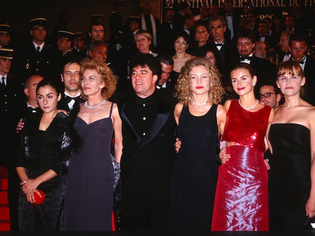 CANNES, FRANCIA MAYO de 1999: (De izquierda a derecha) Marisa Paredes, el director Pedro Almodóvar, Cecilia Roth, Penélope Cruz y Antonla San Juan invitadas por "Todo Sobre Mi Madre" asisten al 52º Festival de Cine de Cannes en mayo de 1999, en Cannes, Francia. (Foto de FocKan / WireImage)