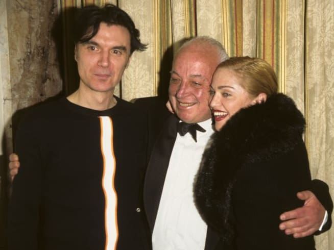 Seymour Stein (centro) con David Byrne y Madonna en la cena de inducción al Salón de la Fama del Rock & Roll en Nueva York en 1996.
