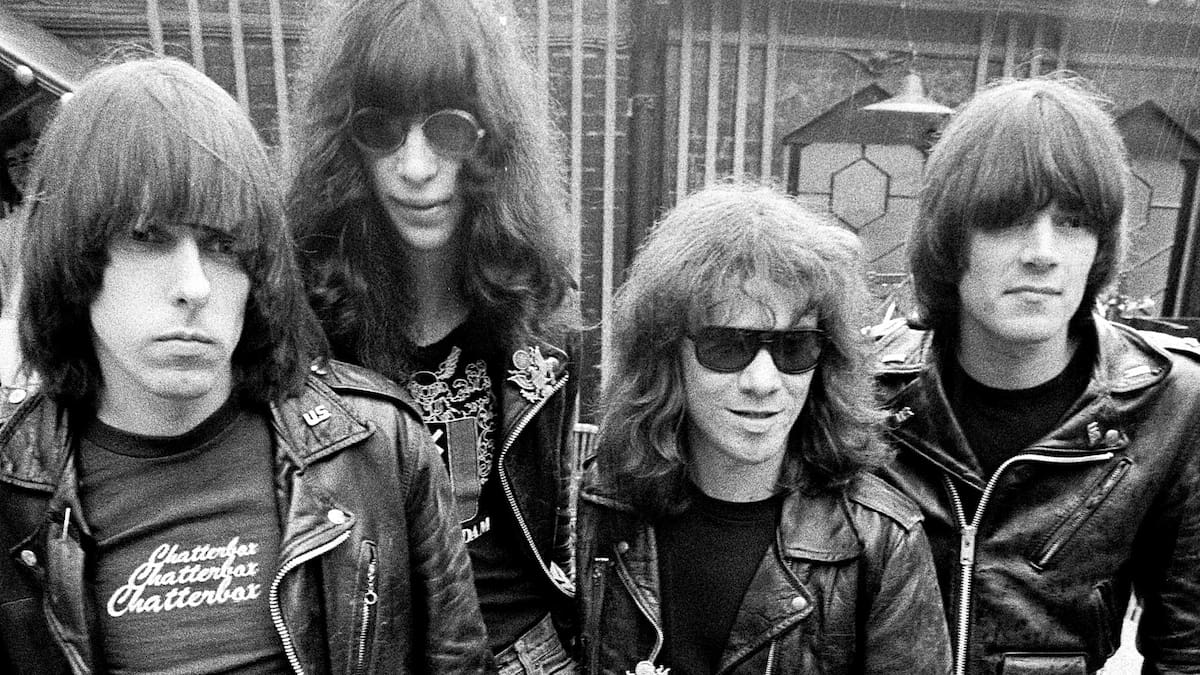 Dos minutos que cambiaron el rock: medio siglo del primer disco de Ramones