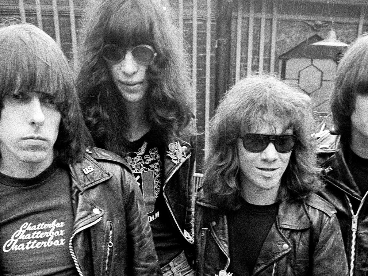 Dos minutos que cambiaron el rock: medio siglo del primer disco de Ramones