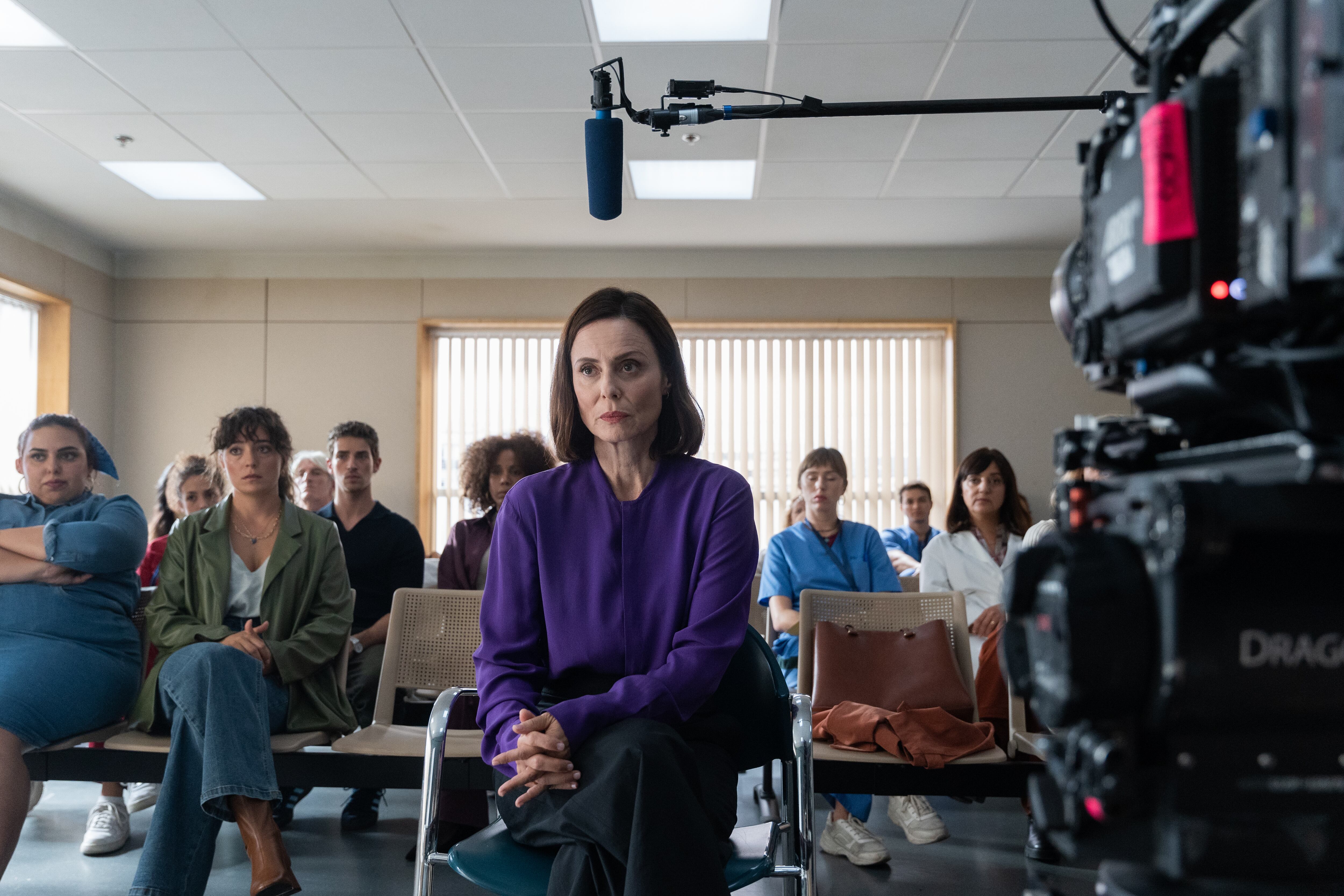 Aitana Sánchez Gijón como Pilar junto a parte del elenco de 'Respira' en el rodaje de la serie. / Carla Oset/Netflix © 2023