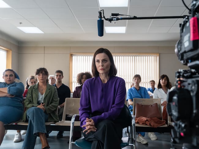 Aitana Sánchez Gijón como Pilar junto a parte del elenco de 'Respira' en el rodaje de la serie. / Carla Oset/Netflix © 2023