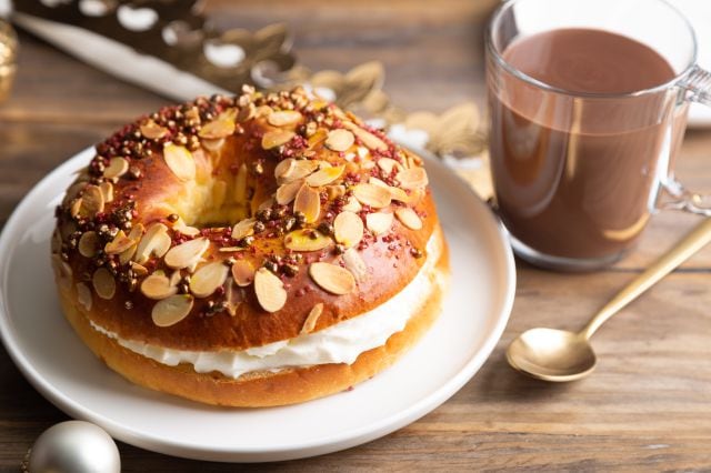 Pequeño roscón de Reyes con chocolate caliente.