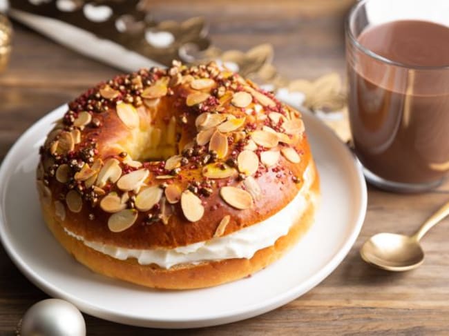 Pequeño roscón de Reyes con chocolate caliente.