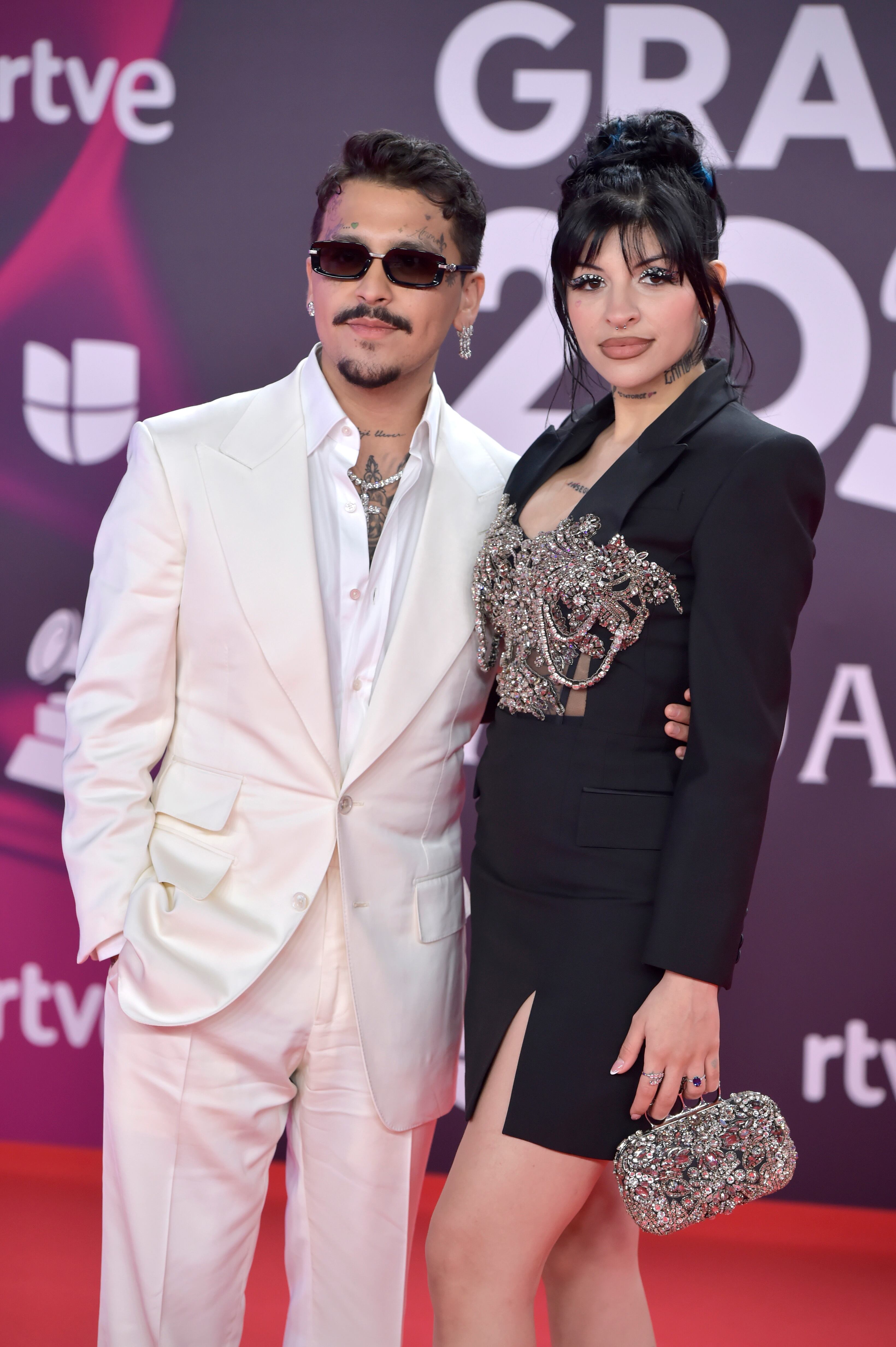 Con los colores de la noche, Christian Nodal y Cazzu intercambiaron lo que suele ser habitual: él de blanco y ella de negro. Una pareja top