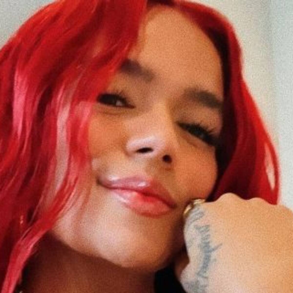 ¡Por suerte no fue caída!: el nuevo tropezón de Karol G, que se volvió viral en todas las redes sociales