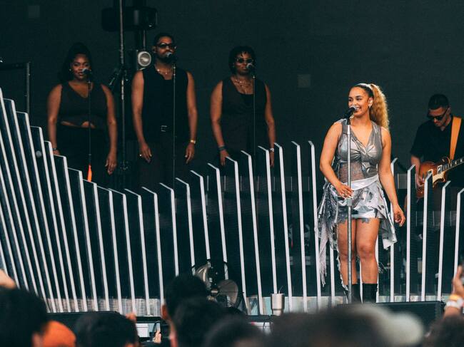 La cantante y compositora inglesa Jorja Smith elevó todos los géneros que se te ocurran: R&B, jazz, pop, soul y electrónica para hacer suyo el escenario.