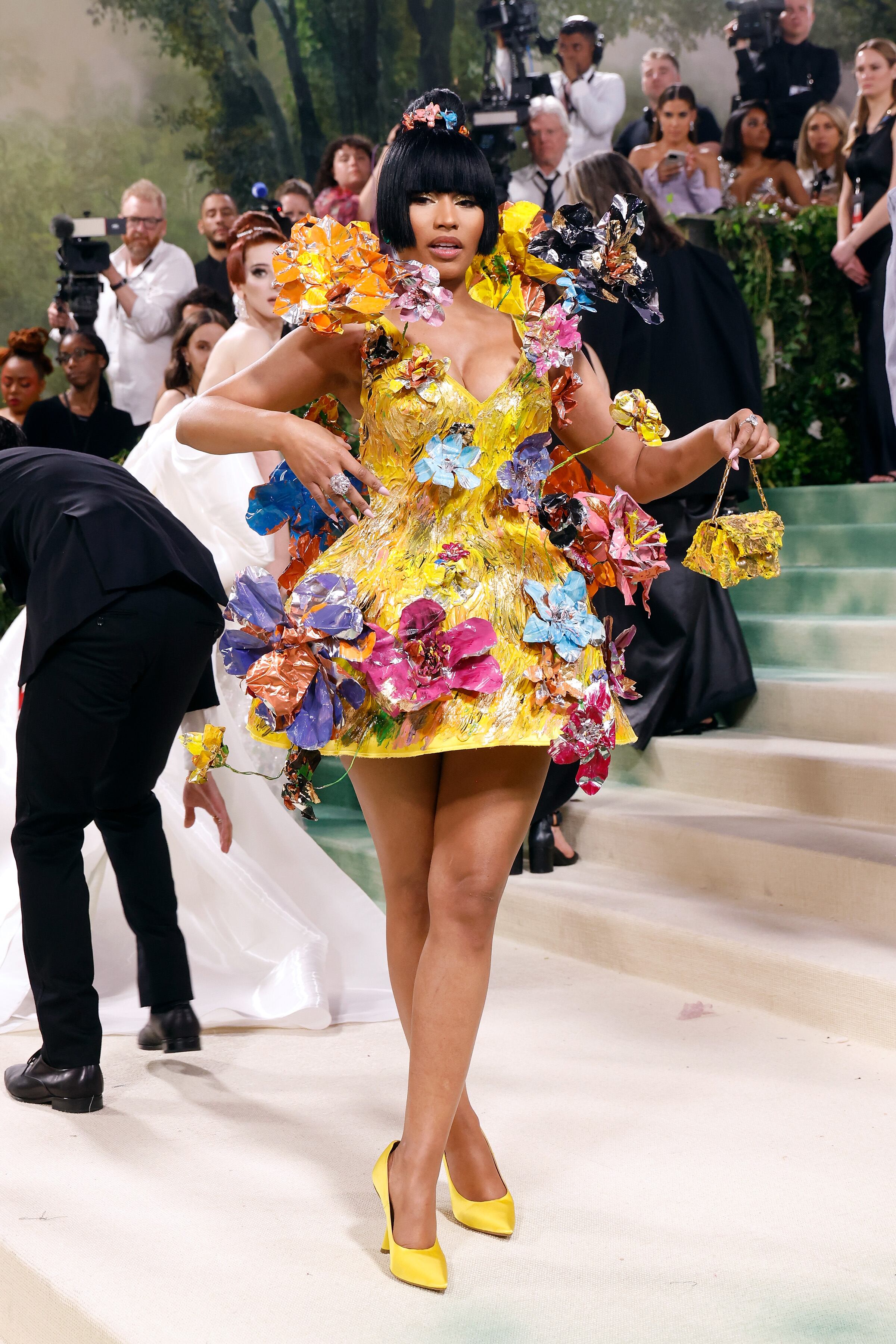 Si alguien puso una gran nota de color a una alfombra con mucho negro y colores pastel, esa fue Nicki Minaj que llegó con uno de los vestidos más floridos de la noche firmado por Marni.