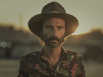 Leiva vuelve con ‘Cuando te muerdes el labio’, su nuevo disco donde las voces femeninas son las protagonistas