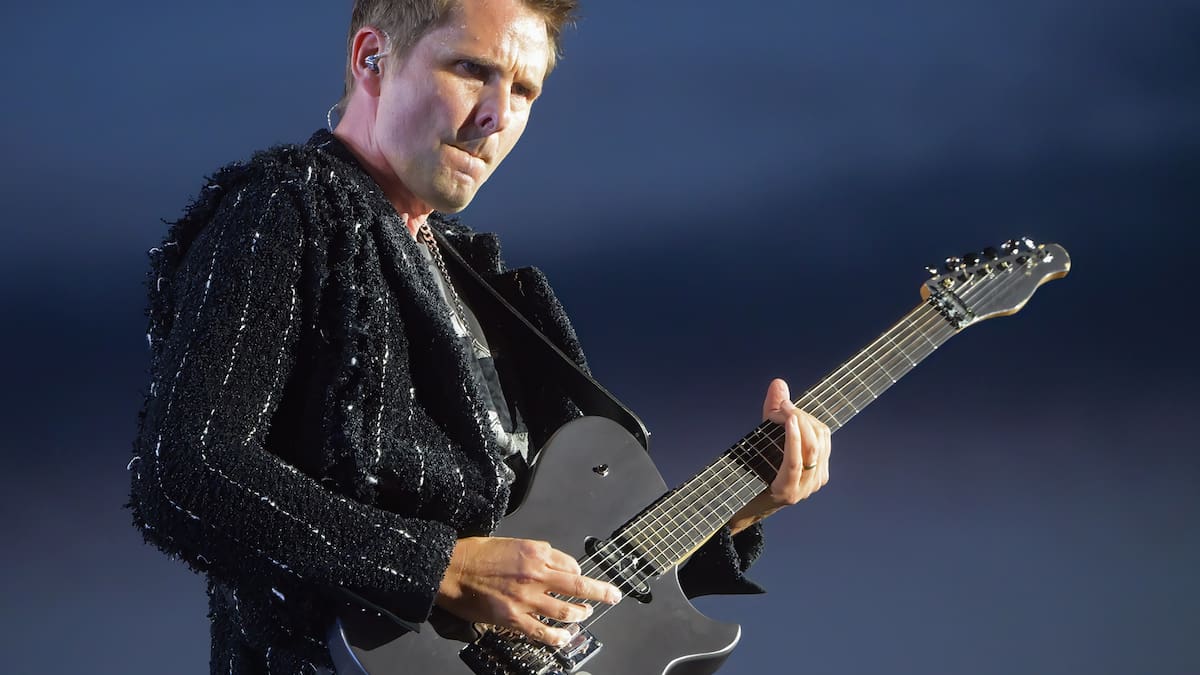 Muse sigue desnudando 'The Wow! Signal' con 'Hexagons'