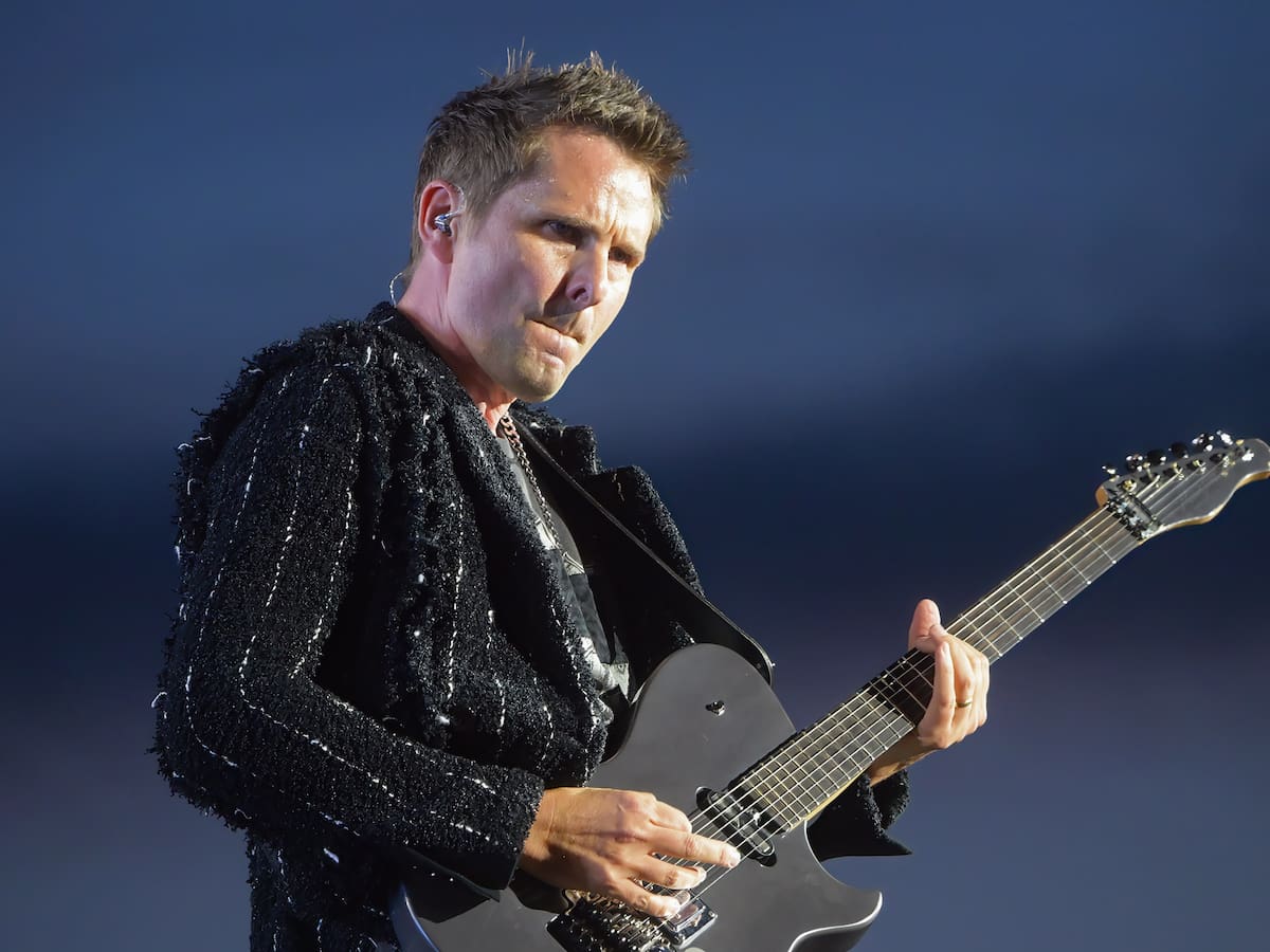 Muse sigue desnudando 'The Wow! Signal' con 'Hexagons'