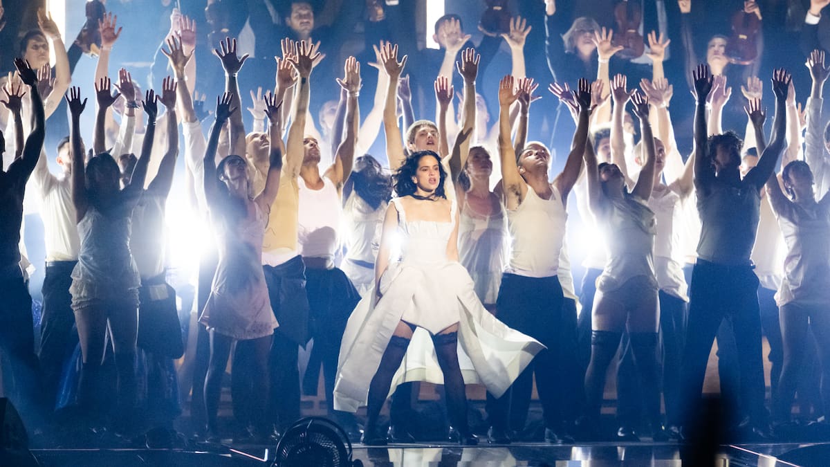 Rosalía detiene su concierto en Milán por una grave intoxicación alimentaria y deja en el aire su actuación en Madrid