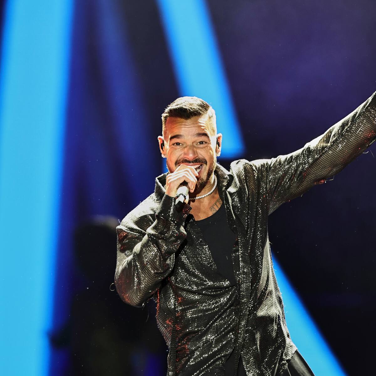 Ricky Martin viaja a 1995 para lanzar la nueva versión de 'Te Extraño, Te Olvido, Te Amo' (y acompañado)