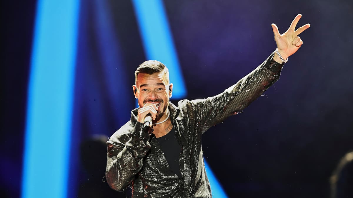 Ricky Martin viaja a 1995 para lanzar la nueva versión de 'Te Extraño, Te Olvido, Te Amo' (y acompañado)