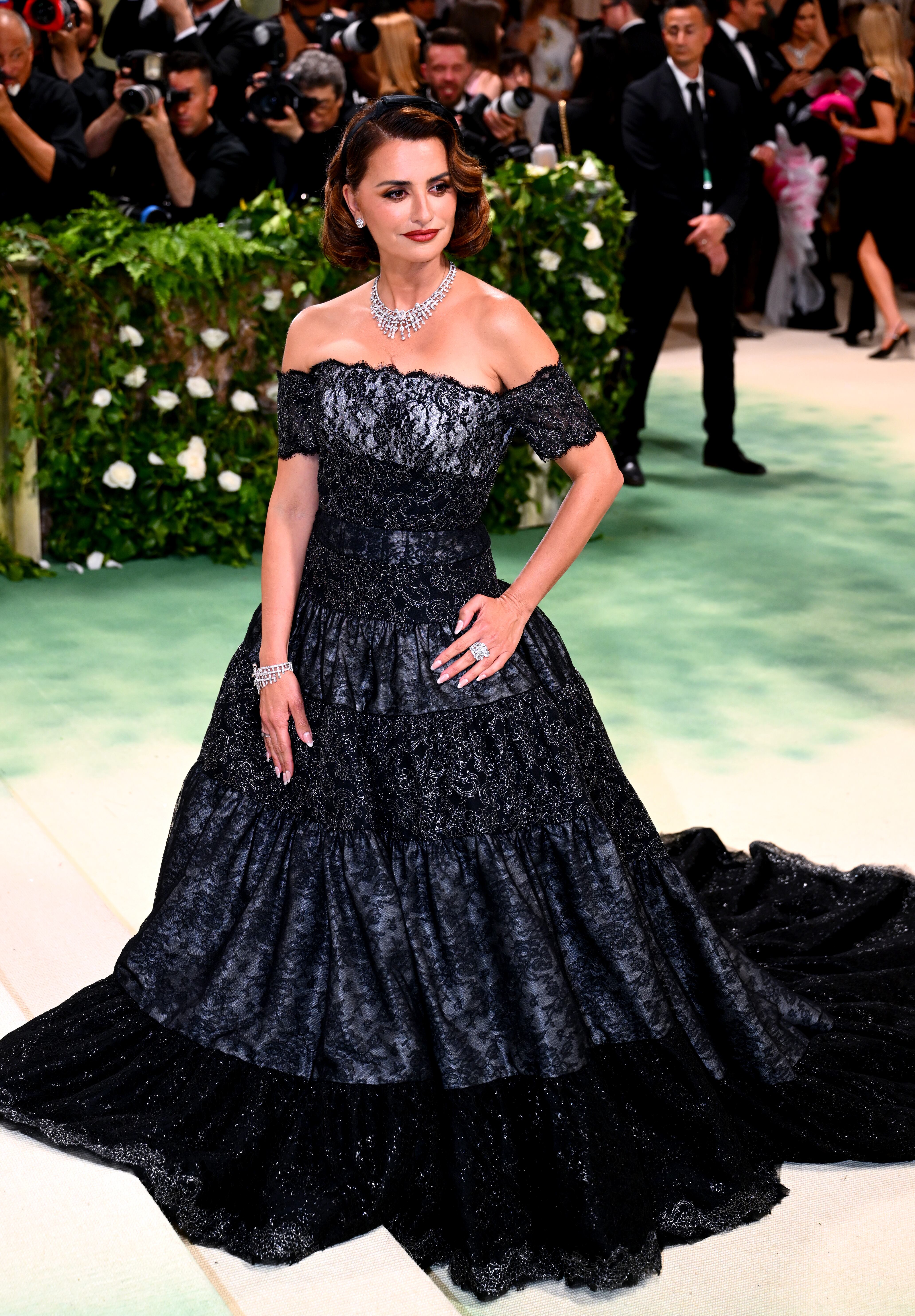 Aunque la ensoñación y el jardín del tiempo nos hacían pensar en color, hemos visto mucho negro sobre la alfombra roja y el vestido de encaje y palabra de honor Chanel de Penélope Cruz ha sido uno de los ejemplos. Eso sí, naturaleza hemos visto poco, aunque ella explicó que se había basado más en la idea del tiempo y su diseño inspirado en los años 40s y 50s.