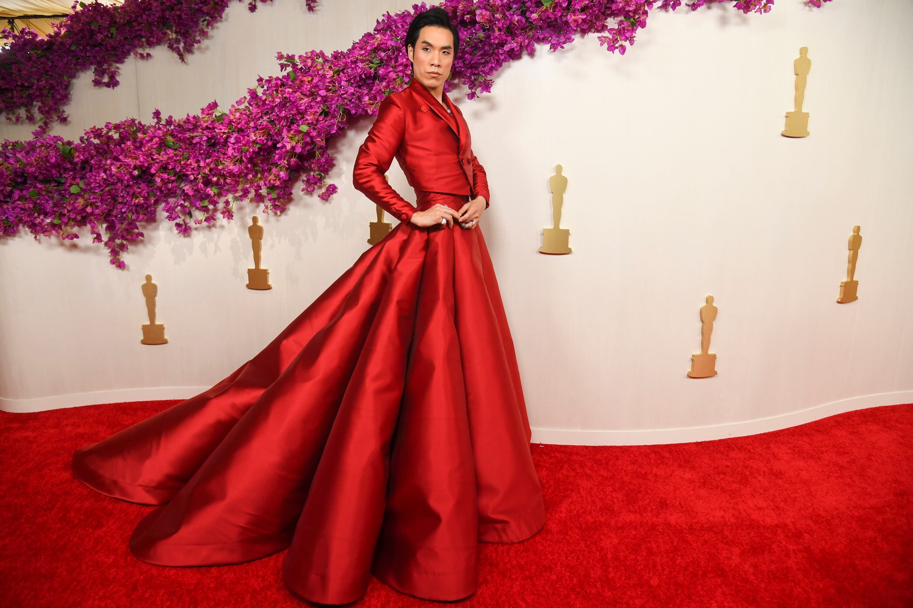 Eugene Lee Yang no dejó a nadie indiferente con su presencia en la alfombra roja de los Premios Oscar 2024. Su look de traje culminado en falda plisada recibió tantos aplausos como críticas. Pero no cabe duda de que fue lo más original en el sector masculino.