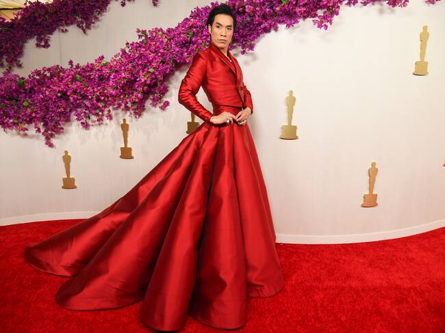 Eugene Lee Yang no dejó a nadie indiferente con su presencia en la alfombra roja de los Premios Oscar 2024. Su look de traje culminado en falda plisada recibió tantos aplausos como críticas. Pero no cabe duda de que fue lo más original en el sector masculino.