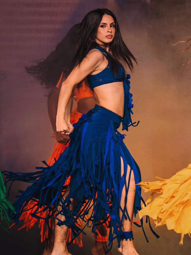 Natalia Palomares durante la gira mundial Las Mujeres Ya No Lloran de Shakira