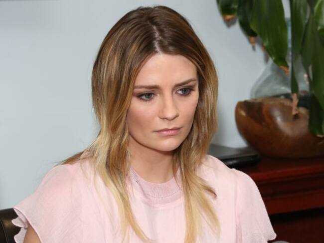 La actriz Mischa Barton, en una rueda de prensa en la que se enunció que emprendería acciones legales contra su expareja, en 2017.
