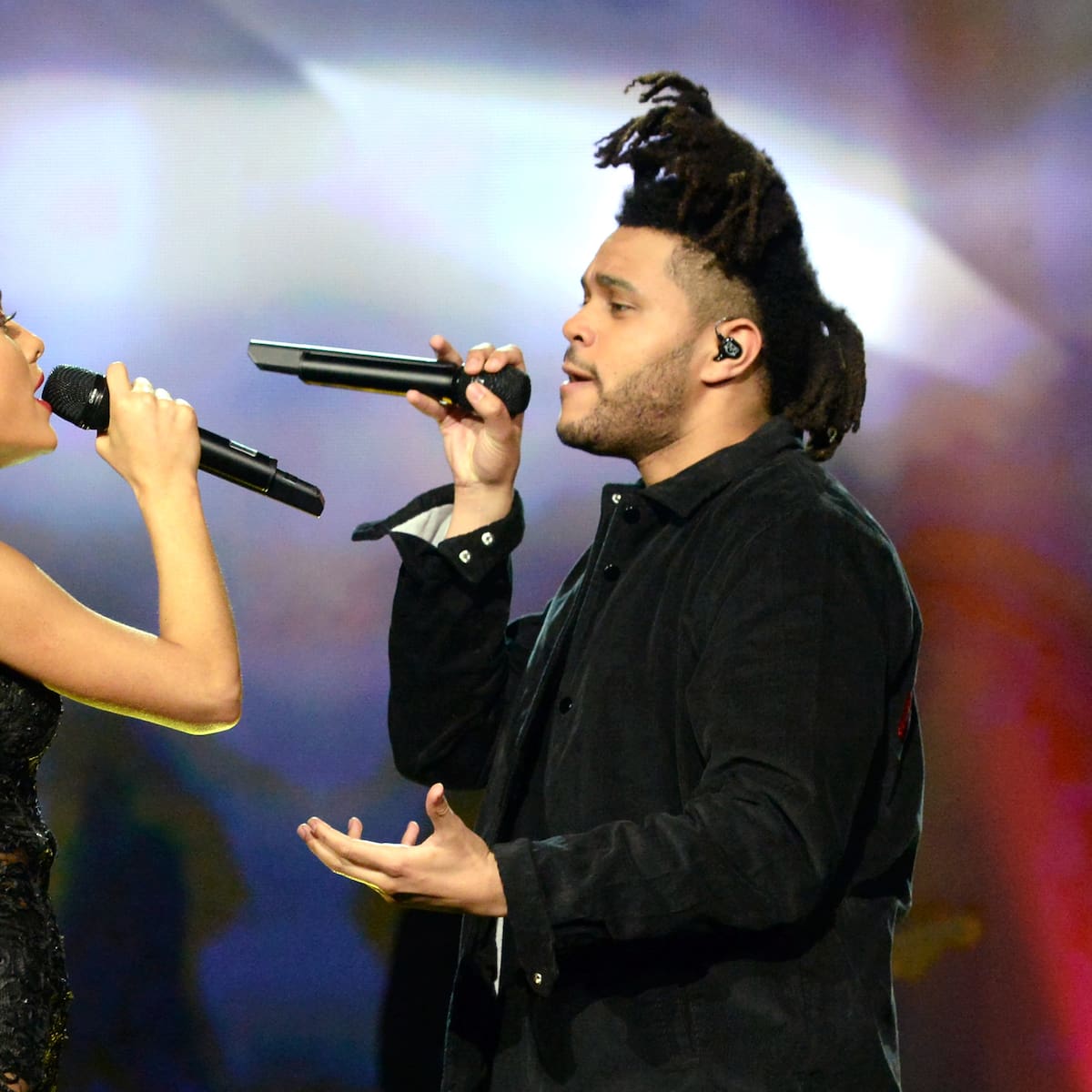 ¿Nueva colaboración? The Weeknd desata rumores sobre una posible quinta canción con Ariana Grande