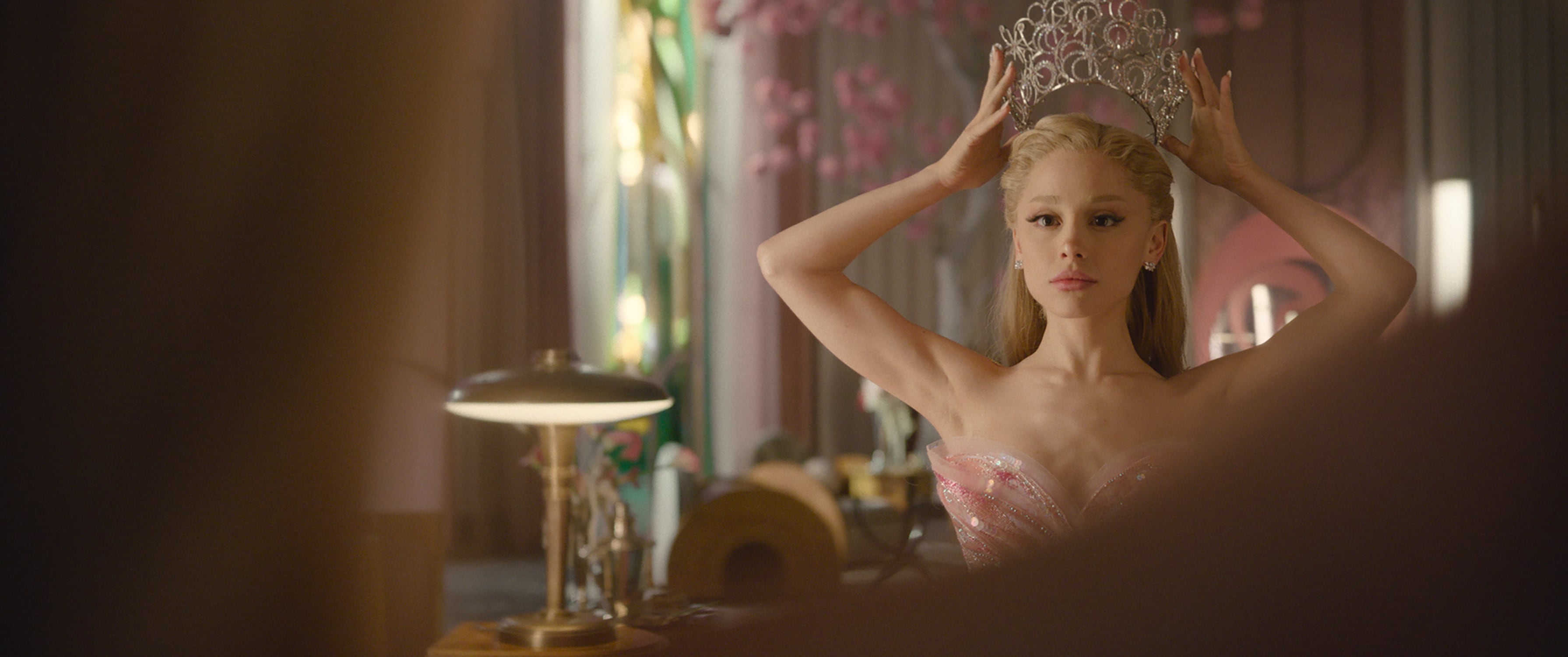 Ariana Grande como Glinda en &#039;WICKED Parte II&#039;.  / Universal Pictures