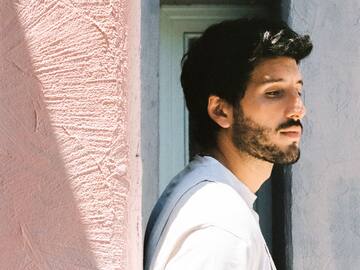 Sebastián Yatra empieza el año con mariposas y nueva canción: “Hace tanto tiempo que no escribía algo así”