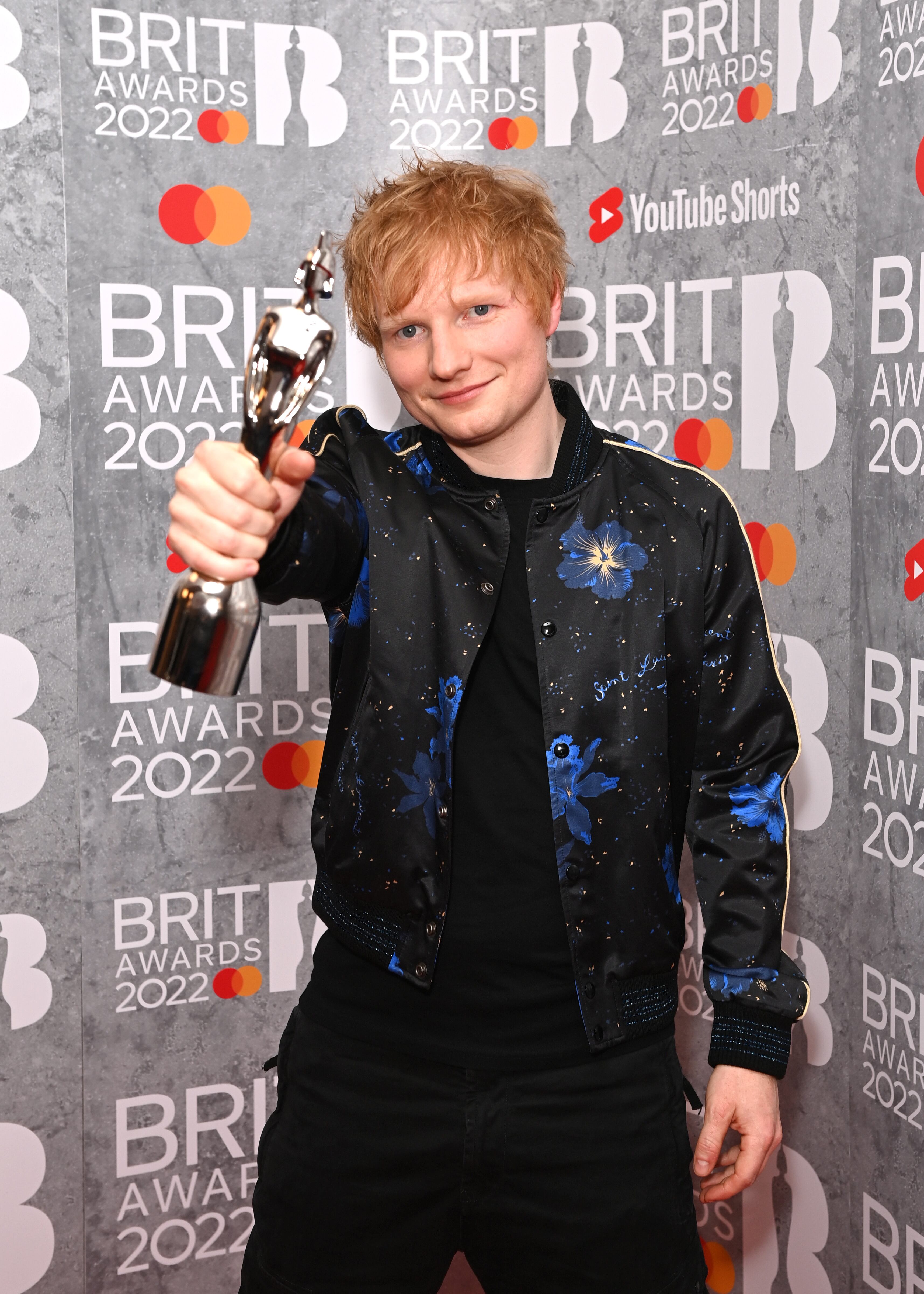 Ed Sheeran posa en los 'BRIT Awards 2022' el 8 de febrero de 2022 en Londres, Inglaterra.