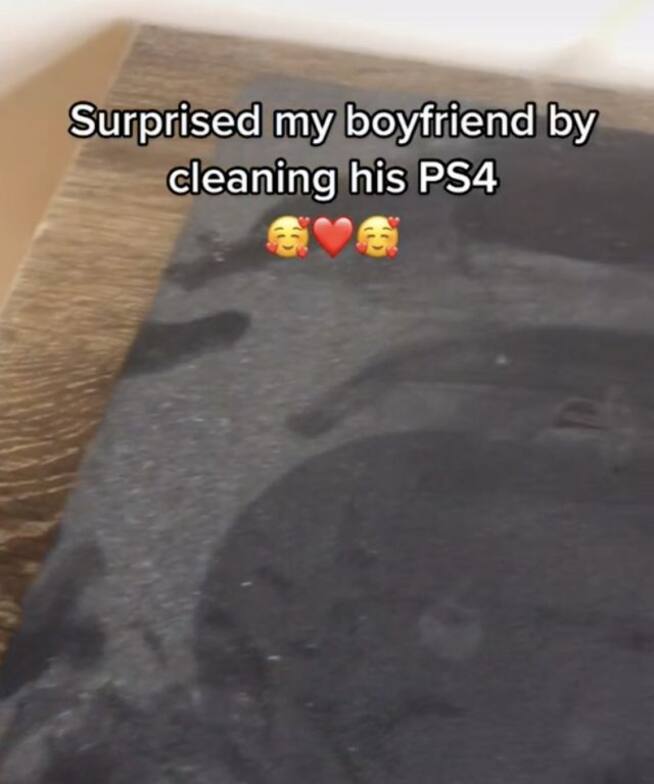 Quiso sorprender a su novio limpiando su Playstation