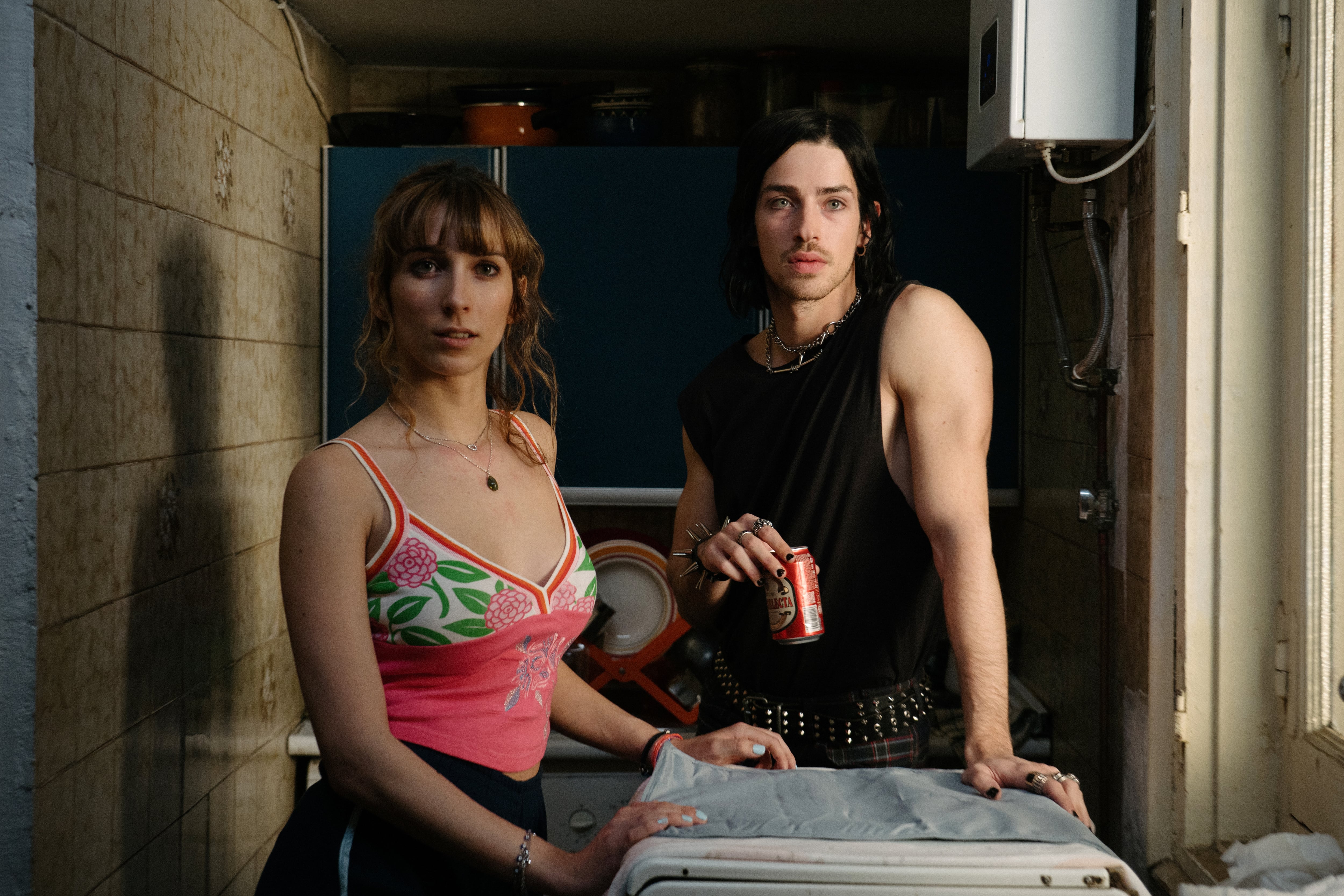 Lola Rodriguez como Angela y Manu Rios como Gato en 'Mi querida señorita'. /Michael Oats/Netflix © 2025