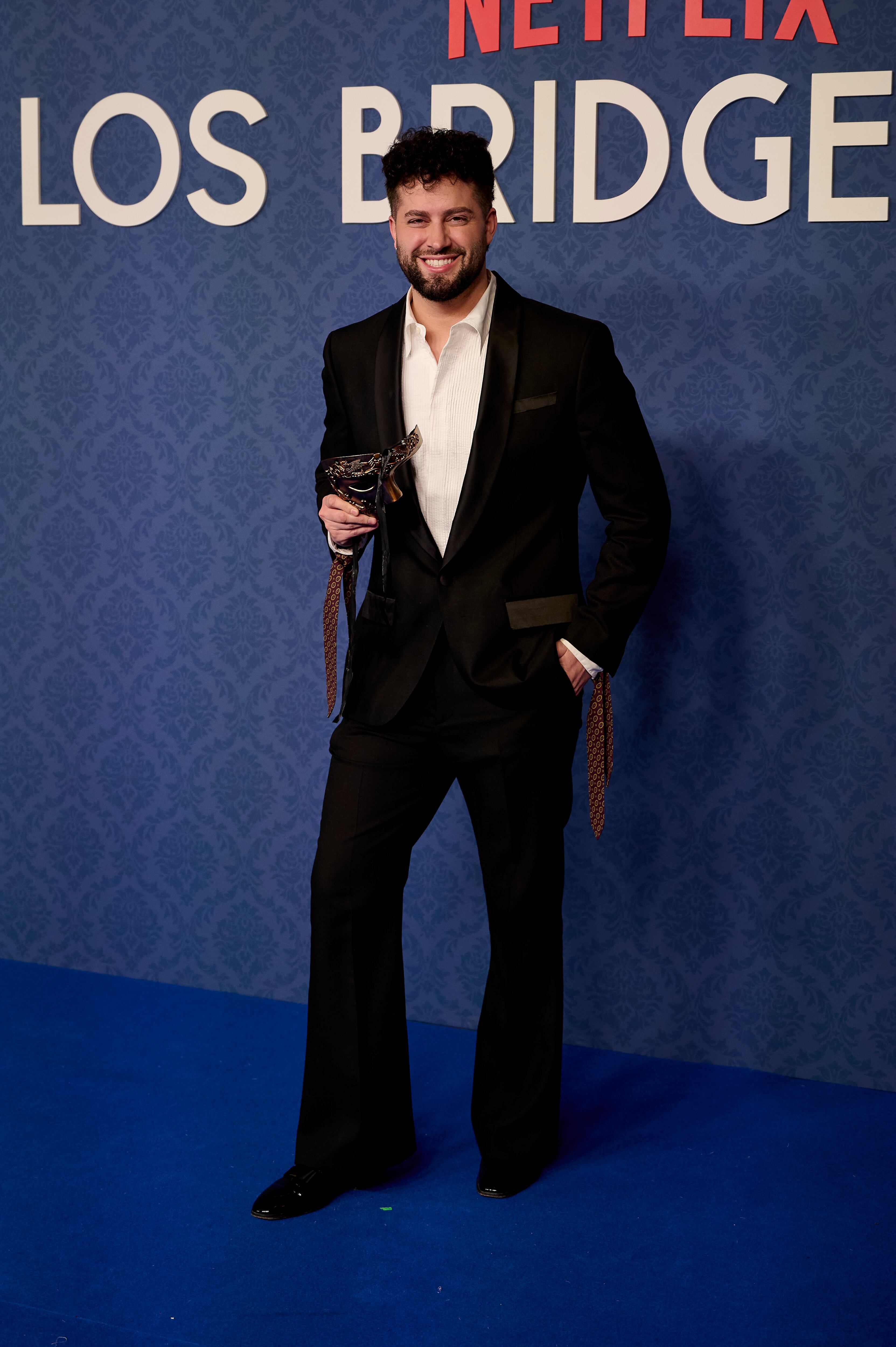 La Lady Whistledown de este baile de máscaras ha sido Javi de Hoyos que se ha colado en este baile de máscaras para enterarse de todos los cotilleos de nuestros influencers favoritos. Y sí, se ha vestido para la ocasión con un traje negro y camisa blanca y detallitos como la corbata en el puño de una de las camisas.