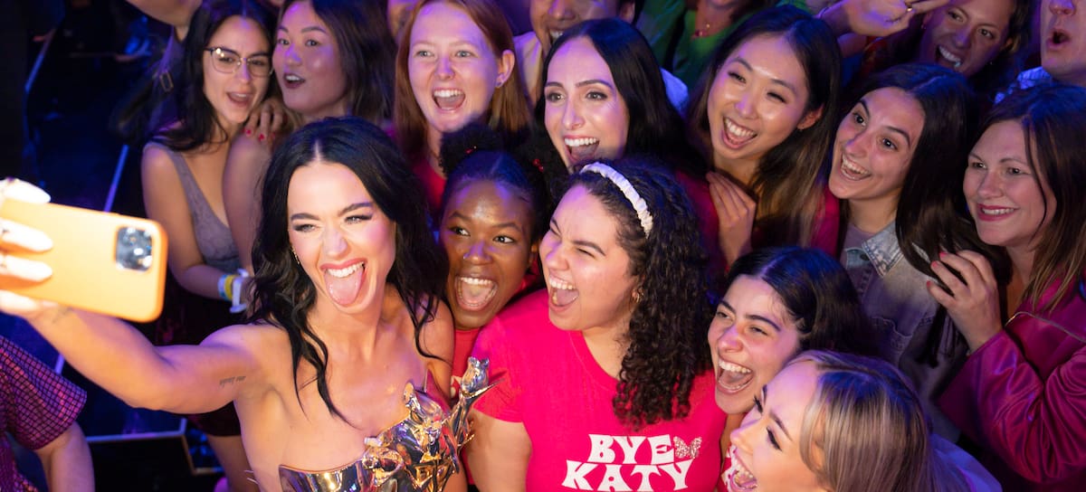 Katy Perry con sus fans.