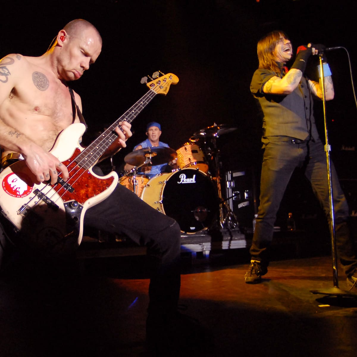 Un disco doble y 28 canciones: por qué 'Stadium Arcadium', de Red Hot Chili Peppers, se convirtió en un éxito global