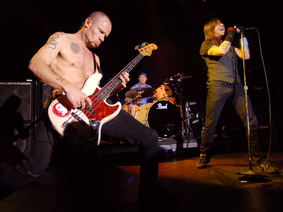 Un disco doble y 28 canciones: por qué 'Stadium Arcadium', de Red Hot Chili Peppers, se convirtió en un éxito global