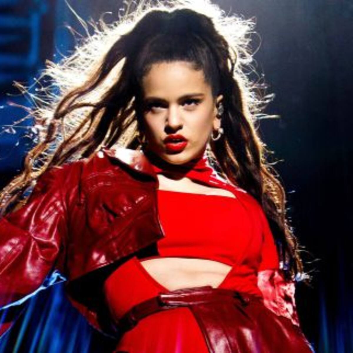 ¡La comodidad ante todo! Rosalía se saco la tanga en pleno show