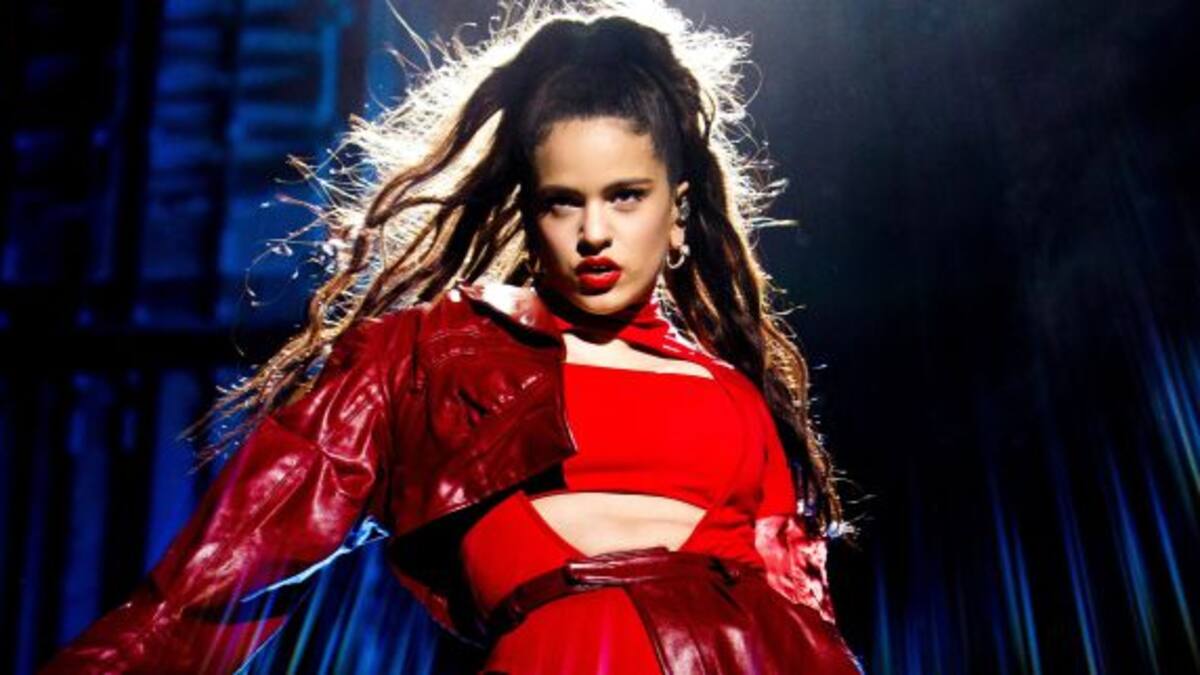 ¡La comodidad ante todo! Rosalía se saco la tanga en pleno show