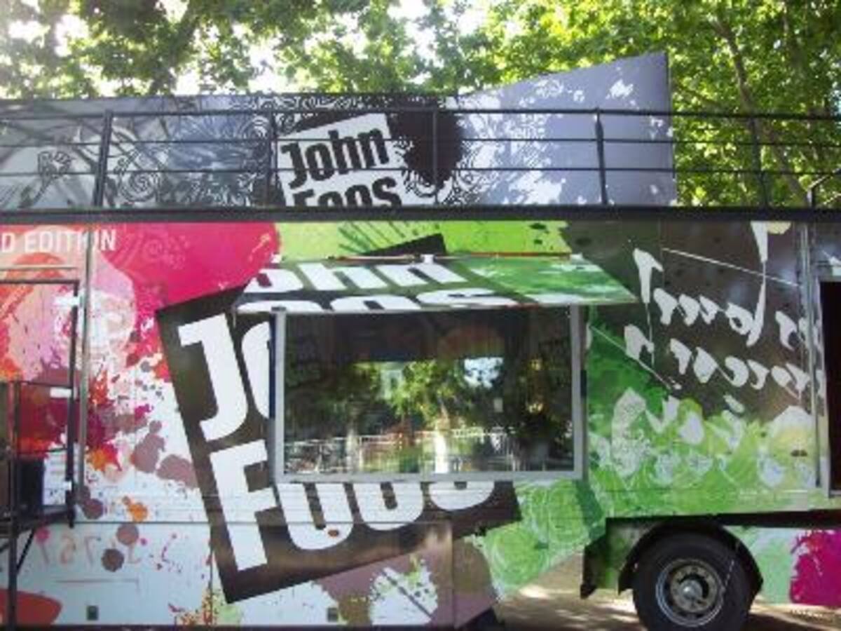 Camión 40 Principales y John Foos en el show The Black Eyed Peas