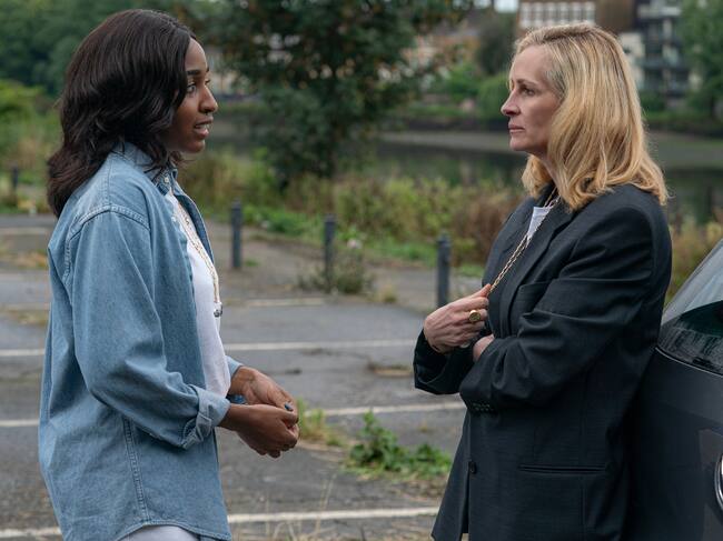 Ayo Edebiri como Maggie y Julia Roberts como Alma en 'Caza de Brujas'. / Yannis Drakoulidis