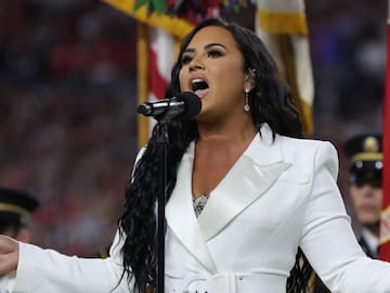 DEMI LOVATO CUMPLE SU SUEÑO DE CANTAR EN LA SUPER BOWL Y LOGRA EMOCIONAR