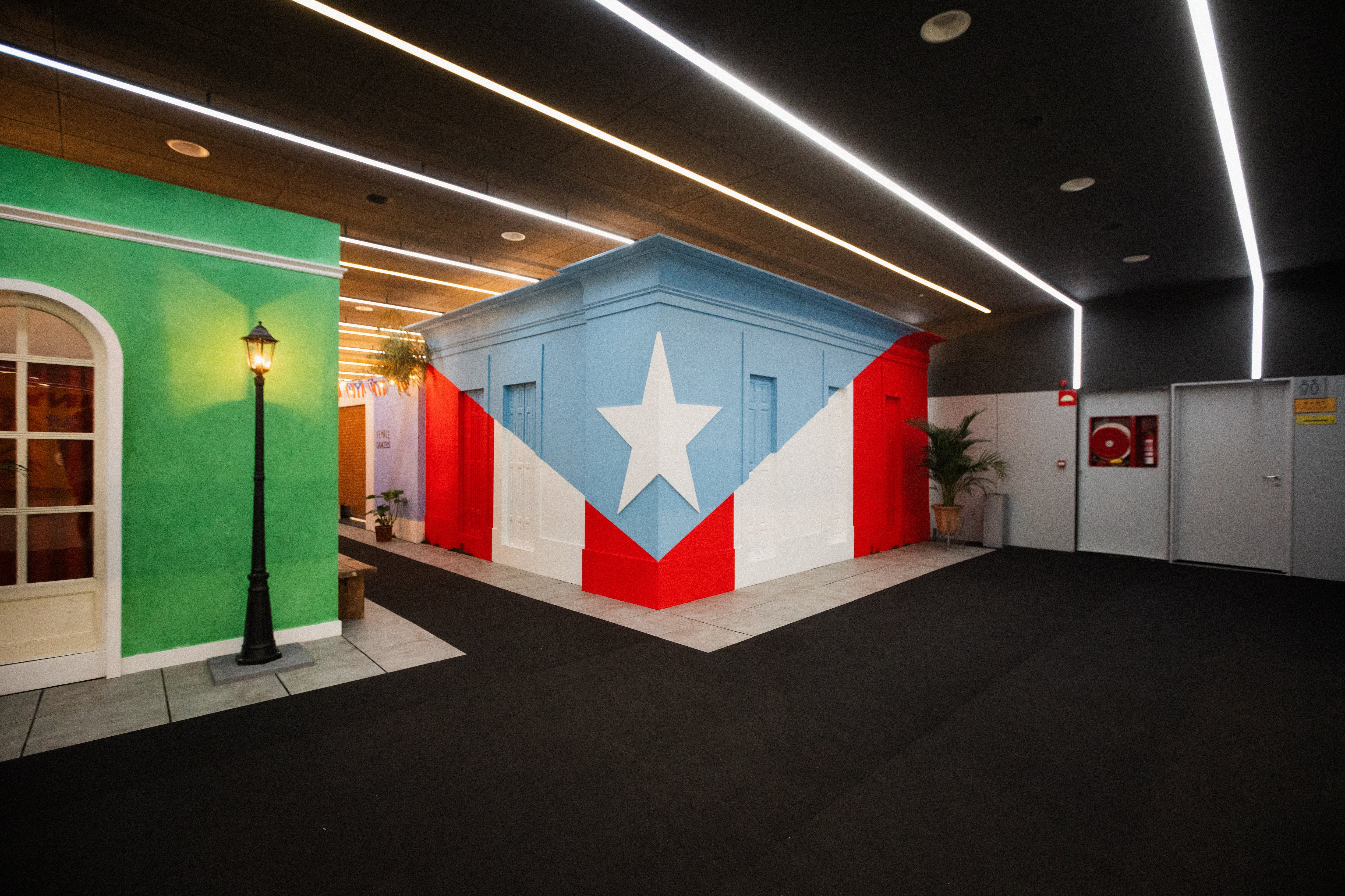 Marta Castellano y María Aramburu, con su agencia Malenge Creative, han sido las encargadas de crear el backstage de Bad Bunny en Madrid.