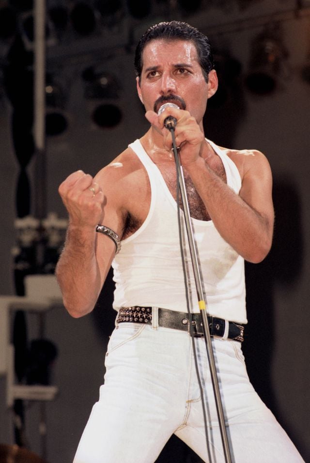 Freddie Mercury, cantando con Queen en el Live Aid en 1985.