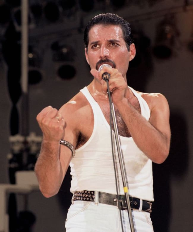 Freddie Mercury, cantando con Queen en el Live Aid en 1985.
