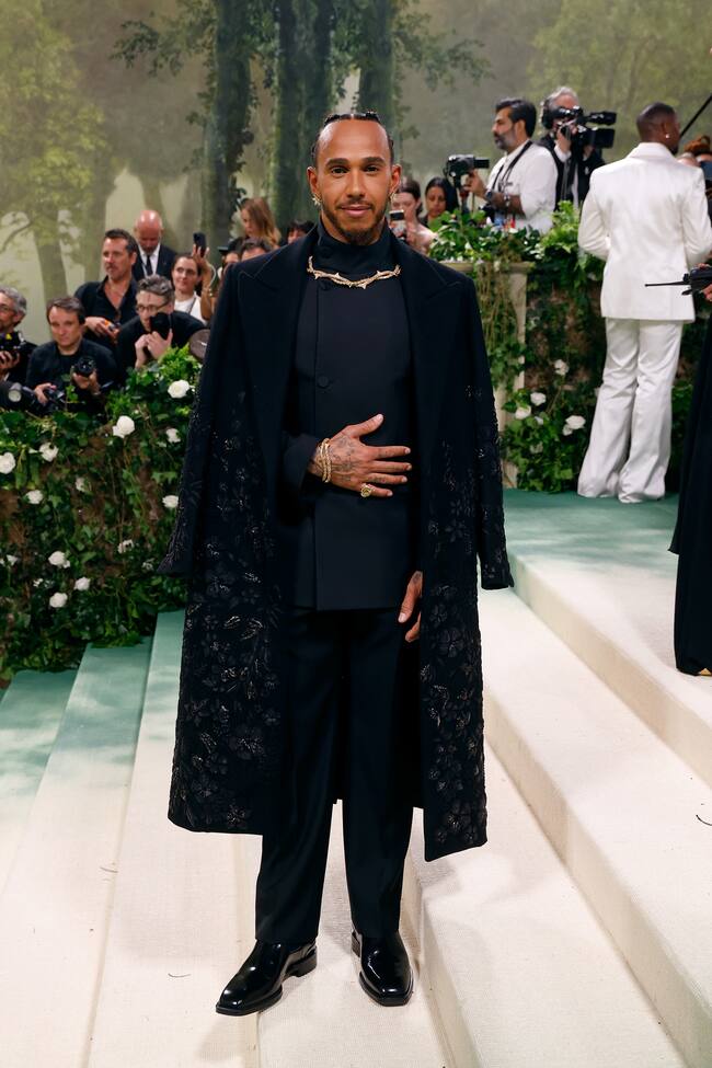 La MET Gala se ha vuelto a convertir en el escaparate en el que se posan todas las miradas que buscan las tendencias. El tema era el jardín del tiempo y las celebs nos han mostrado multitud de interpretaciones. Lewis Hamilton, uno de los deportistas más fashionistas, llevaba las flores en su abrigo.