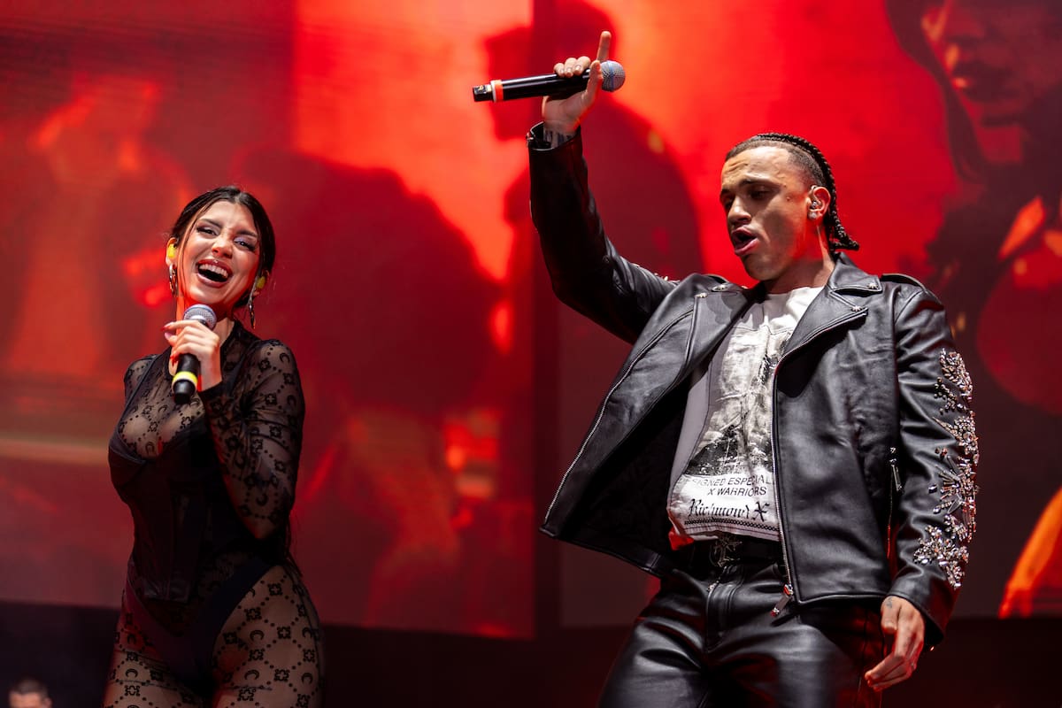 Tras anunciar en LOS40.com que compartirían escenario, ambos artistas estrenaron por primera vez Obsesión en directo en el Movistar Arena de Madrid. La fuerza vocal de Naiara y el ADN urbano de Samurai Jay se unieron en una combinación con la que el acierto estaba garantizado.